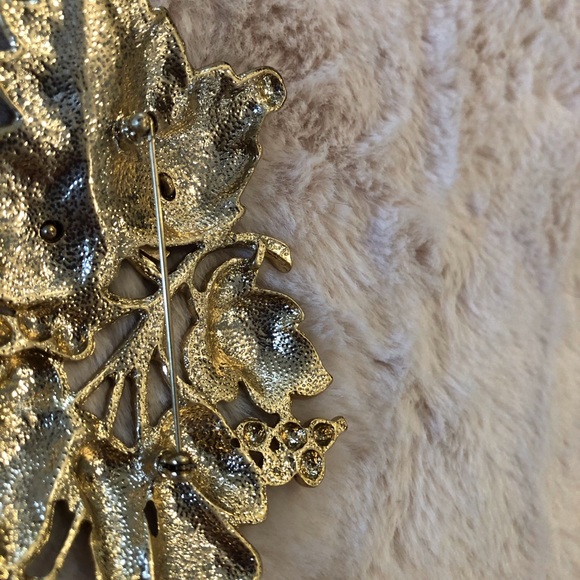 Goldtone Leaf Broach with Rhinestones - Picture 5 of 6